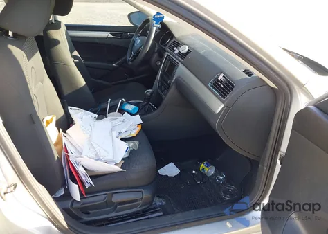 2016 Volkswagen Passat 1.8T S z USA, uszkodzony, nr VIN 1VWAT7A3XGC056434